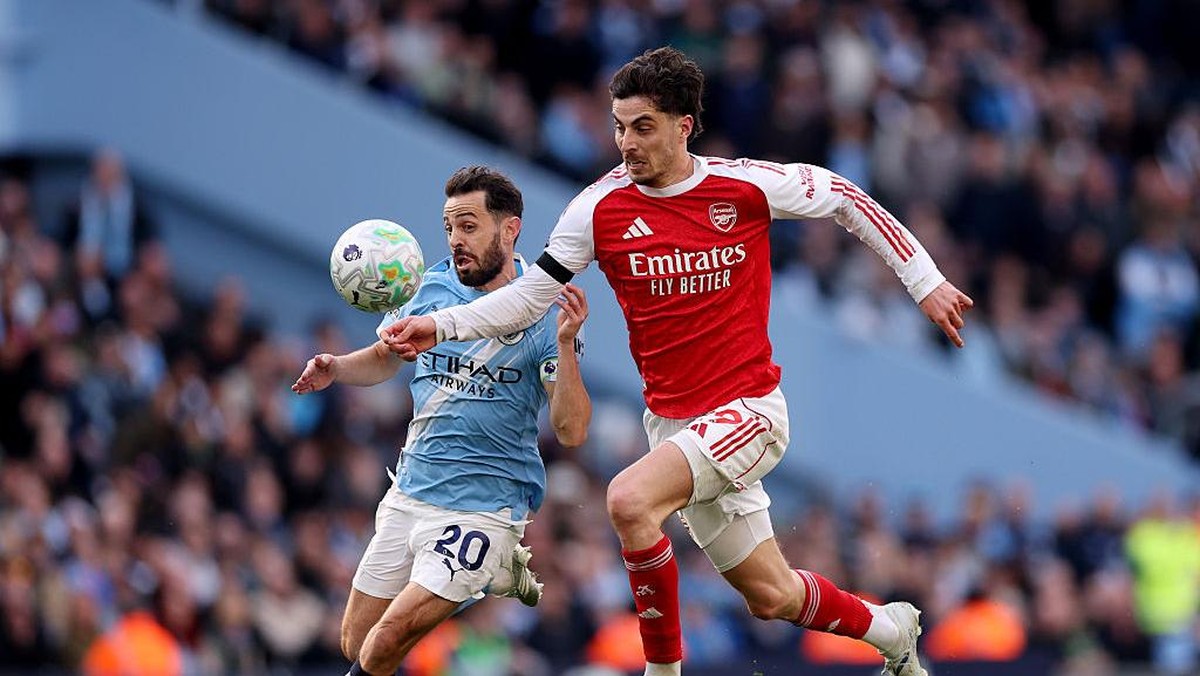 Bernardo Silva (kiri) saat berebut bola dengan Kai Havertz. Foto: Getty Images/Carl Recine