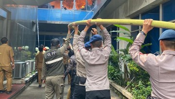 Brimob Polda Metro Jaya Bantu Padamkan Kebakaran di Jaksel