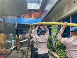 Brimob Polda Metro Jaya Bantu Padamkan Kebakaran di Jaksel