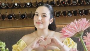 Potret Baby Shower Chelsea Islan, Bumil Tampil Glowing Pakai Dress Kuning