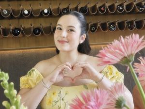 Potret Baby Shower Chelsea Islan, Bumil Tampil Glowing Pakai Dress Kuning