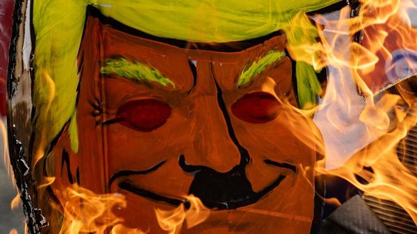 Demo Panas di Quezon City, Aktivis Bakar Properti Bergambar Donald Trump