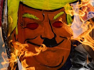Demo Panas di Quezon City, Aktivis Bakar Properti Bergambar Donald Trump