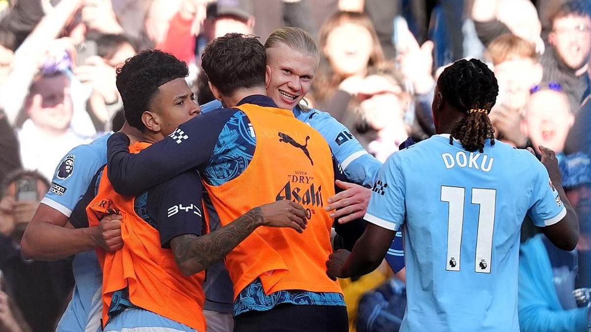 Haaland (tengah) merayakan gol yang ia cetak ke gawang Arsenal. Foto: PA Images via Getty Images/Martin Rickett - PA Images