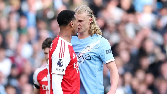 MANCHESTER, ENGLAND - APRIL 19: Gabriel of Arsenal clashes with Erling Haaland of Manchester City during the Premier League match between Manchester City and Arsenal at Etihad Stadium on April 19, 2026 in Manchester, England. (Photo by Michael Regan/