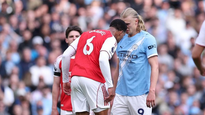 MANCHESTER, ENGLAND - APRIL 19: Erling Haaland of Manchester City and Gabriel Magalhaes of Arsenal clash during the Premier League match between Manchester City and Arsenal at Etihad Stadium on April 19, 2026 in Manchester, England. (Photo by Alex Li