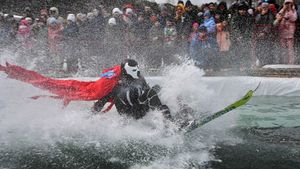 Festival Ski Rusia Tutup Musim dengan Aksi Nyebur ke Kolam