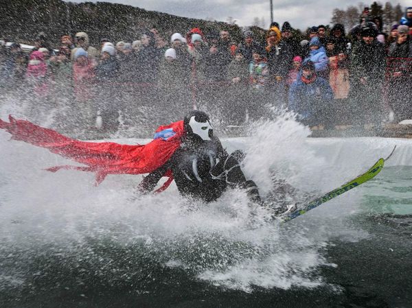 Festival Ski Rusia Tutup Musim dengan Aksi Nyebur ke Kolam