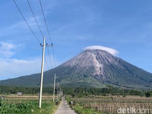 Cantiknya Gunung Semeru Bertopi Awan Pagi Ini