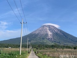 Cantiknya Gunung Semeru Bertopi Awan Pagi Ini