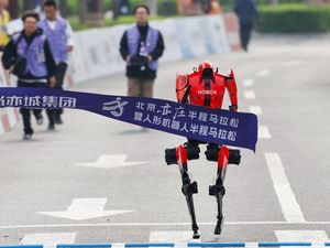 Gila! Robot China Kalahkan Rekor Dunia Half Marathon Manusia