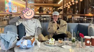 Son Ye Jin Viral Sering Tutupi Wajah Hyun Bin Pakai Stiker, Bikin Fans Ngakak