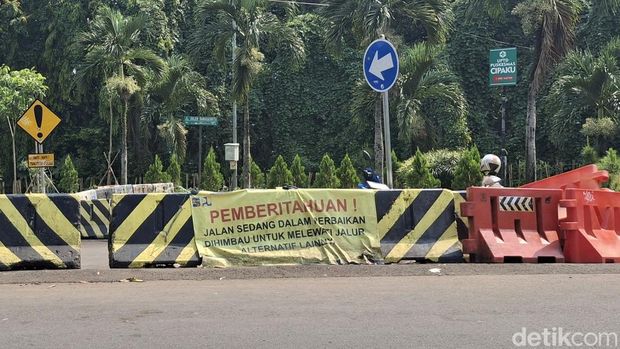 Jalan di Batutulis, Bogor ditutup sejak 3 bulan lampau akibat longsor. Warga berambisi perbaikan dilakukan segera.