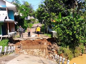 Jembatan Linggamanik Sukabumi Putus Diterjang Banjir