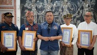 Kakorlantas Beri Penghargaan ke Tokoh Komunitas Bali, Sinergi Jaga Kelancaran Lalin