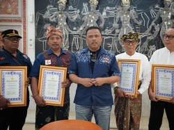 Kakorlantas Beri Penghargaan ke Tokoh Komunitas Bali, Sinergi Jaga Kelancaran Lalin
