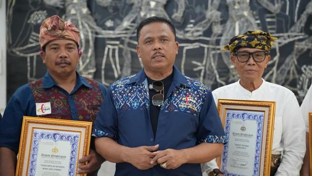 Kakorlantas Polri Irjen Agus Suryonugroho memberikan piagam penghargaan kepada sejumlah tokoh organisasi di Bali
