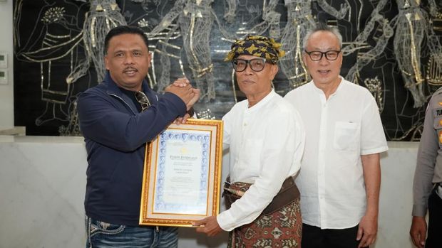 Kakorlantas Polri Irjen Agus Suryonugroho memberikan piagam penghargaan kepada sejumlah tokoh organisasi di Bali