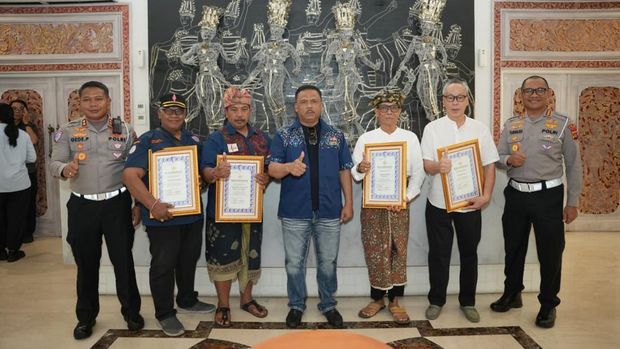 Kakorlantas Polri Irjen Agus Suryonugroho memberikan piagam penghargaan kepada sejumlah tokoh organisasi di Bali