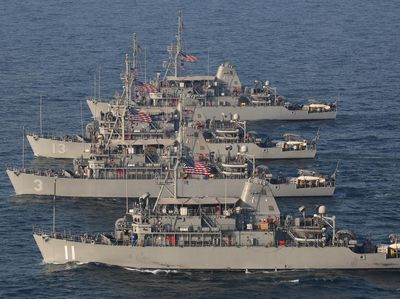 Kapal Kargo Iran Dilumpuhkan Kapal Perang AS di Teluk Oman