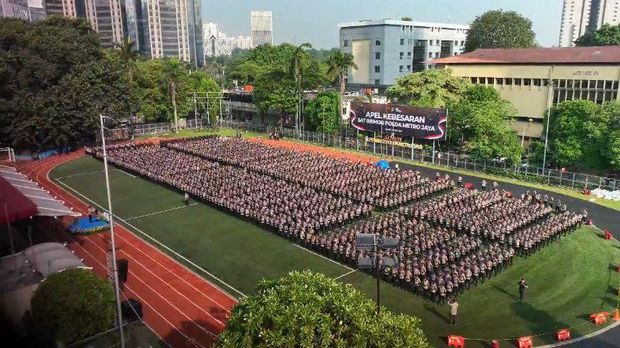Kapolda Metro Jaya Irjen Asep Edi Suheri memimpin apel Satuan Brimob di Lapangan Presisi, Senin (20/4/2026).