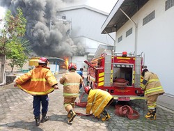Kebakaran Pabrik di Bekasi, Asap Hitam Sempat Membubung