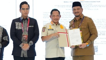 Tito Saksikan Penyerahan Dana Bantuan untuk Pemulihan Pascabencana Sumatera