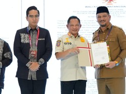 Tito Saksikan Penyerahan Dana Bantuan untuk Pemulihan Pascabencana Sumatera