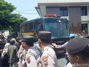 Mobil Tahanan Bawa 4 Terpidana Kasus Tongtek Maut Pati Dilempari Massa