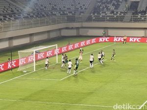 Gol Frederic Injai Bawa PSS Unggul 1-0 atas Persiku di Babak Pertama