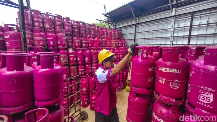 Petugas tampak sibuk merapikan tabung gas LPG non subsidi di Agen PT Bungsu Paramesti di area Sunter Jaya, Jakarta Utara, Senin (20/4/2026). Deretan tabung berwarna cerah disusun rapi di depan penyimpanan penyimpanan, sementara aktivitas bongkar muat berjalan silih berganti mengikuti permintaan konsumen nan terus berjalan.