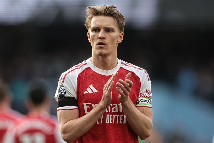 Martin Odegaard of Arsenal applauds the fans after the final whistle during the Premier League match between Manchester City and Arsenal at Etihad Stadium in Manchester, United Kingdom, on April 19, 2026. (Photo by Mark Cosgrove/News Images/NurPhoto 