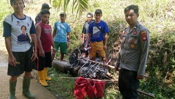 Deretan Barang Bukti yang Ditemukan di Lokasi Jatuhnya Helikopter di Kalbar