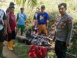 Deretan Barang Bukti yang Ditemukan di Lokasi Jatuhnya Helikopter di Kalbar