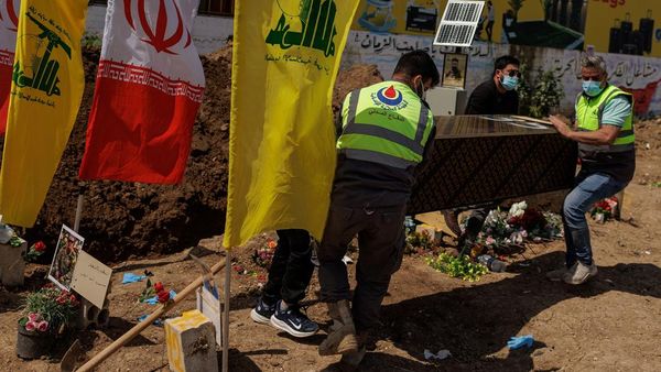 Momen Haru Evakuasi Jenazah Korban Konflik di Lebanon Selatan