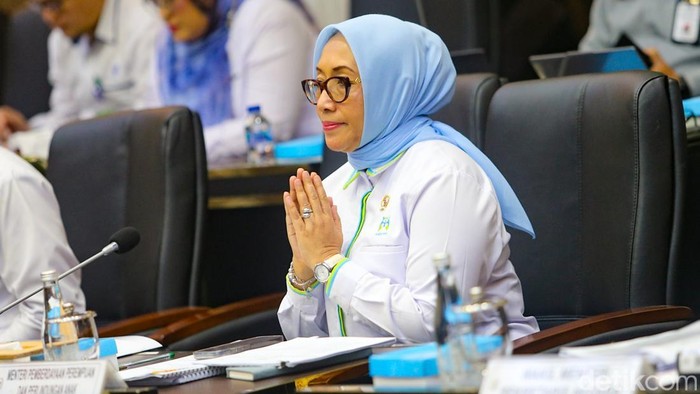 Nasib PRT Dibahas, DPR Terima Ratusan Masukan Regulasi Menteri Ketenagakerjaan Yassierli menyampaikan pandangan pemerintah saat rapat kerja dengan Baleg DPR di Kompleks Parlemen, Senayan, Jakarta, Senin (20/4/2026). Rapat tersebut membahas tingkat I RUU tentang Perlindungan Pekerja Rumah Tangga.