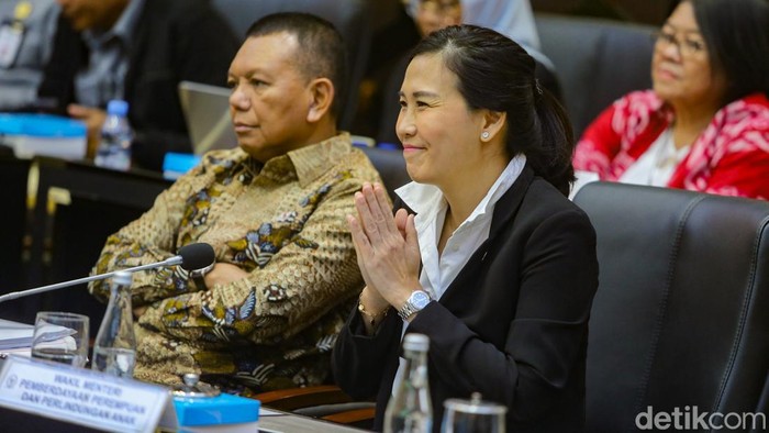 Nasib PRT Dibahas, DPR Terima Ratusan Masukan Regulasi Menteri Ketenagakerjaan Yassierli menyampaikan pandangan pemerintah saat rapat kerja dengan Baleg DPR di Kompleks Parlemen, Senayan, Jakarta, Senin (20/4/2026). Rapat tersebut membahas tingkat I RUU tentang Perlindungan Pekerja Rumah Tangga.