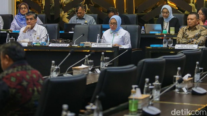 Nasib PRT Dibahas, DPR Terima Ratusan Masukan Regulasi Menteri Ketenagakerjaan Yassierli menyampaikan pandangan pemerintah saat rapat kerja dengan Baleg DPR di Kompleks Parlemen, Senayan, Jakarta, Senin (20/4/2026). Rapat tersebut membahas tingkat I RUU tentang Perlindungan Pekerja Rumah Tangga.