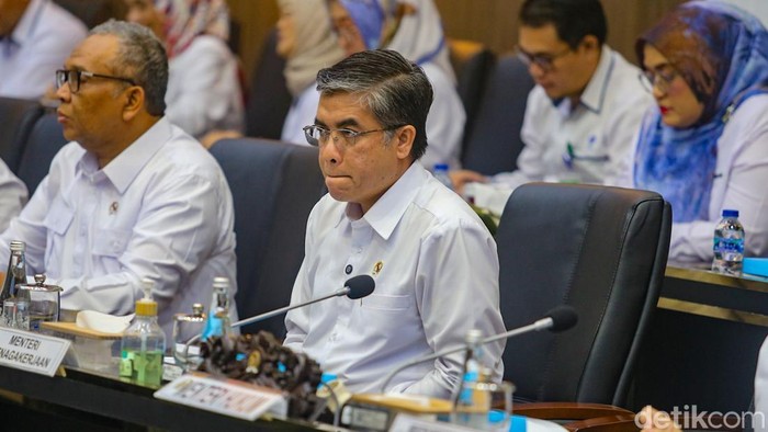 Menteri Ketenagakerjaan Yassierli menyampaikan pandangan pemerintah saat rapat kerja dengan Baleg DPR di Kompleks Parlemen, Senayan, Jakarta, Senin (20/4/2026). Rapat tersebut membahas tingkat I RUU tentang Perlindungan Pekerja Rumah Tangga.