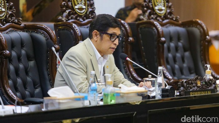 Nasib PRT Dibahas, DPR Terima Ratusan Masukan Regulasi Menteri Ketenagakerjaan Yassierli menyampaikan pandangan pemerintah saat rapat kerja dengan Baleg DPR di Kompleks Parlemen, Senayan, Jakarta, Senin (20/4/2026). Rapat tersebut membahas tingkat I RUU tentang Perlindungan Pekerja Rumah Tangga.