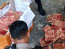 Polisi Buka Paket Mencurigakan di Tulungagung, Ternyata Isinya...