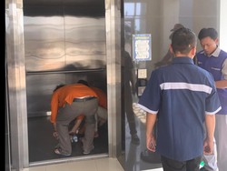 Belasan Mahasiswi Terjebak Lift Kampus di Jogja, Damkarmat Turun Tangan