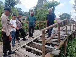 Polda Riau Tambal Harapan di Jembatan Lapuk Teluk Meranti Pelalawan
