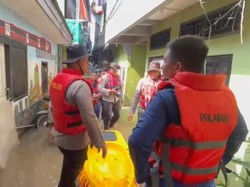 Polda Metro Bantu Evakuasi Warga Terdampak Banjir Kampung Melayu Jaktim