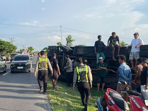 Bus Rombongan Pengantar Haji Terguling di OKU Timur, 8 Penumpang Luka-luka