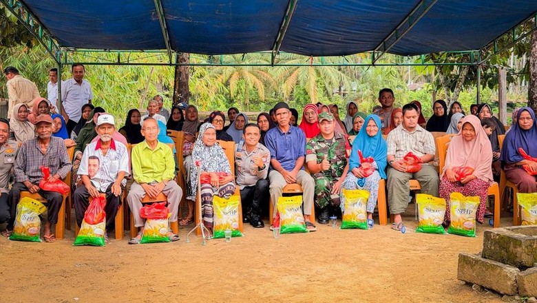 Cegah Karhutla, Polres Rohul Turun Langsung Edukasi Warga dan Salurkan Bansos