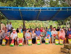 Cegah Karhutla, Polres Rohul Turun Langsung Edukasi Warga dan Salurkan Bansos