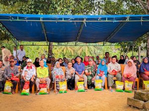 Cegah Karhutla, Polres Rohul Turun Langsung Edukasi Warga dan Salurkan Bansos