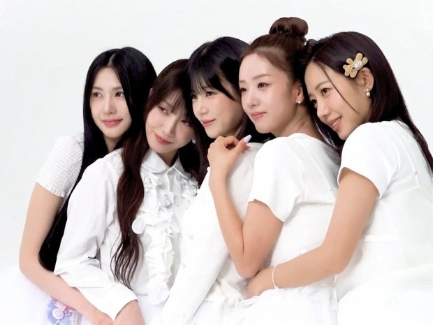 Potret Apink merayakan 15 tahun debut grup.