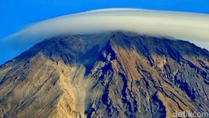 Fenomena Alam, Gunung Semeru Tampak Bertopi Awan
